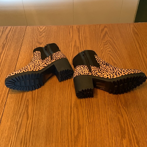 QUPID boots. All man made materials. Size 9. TAN/BLACK. NEW! - Picture 2 of 3